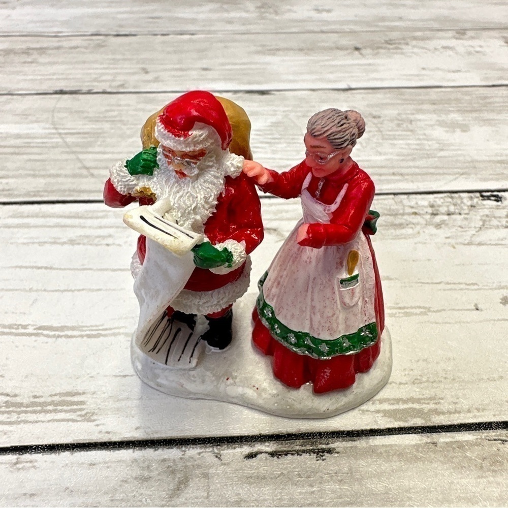 Lemax  Christmas Village Collection Chocolate To Go 62300 Santa & Mrs AS IS
